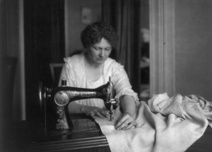 Американский портной Зингер запатентовал усовершенствованную швейную машинку