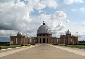 Папа Иоанн Павел II освятил в столице Кот-д’Ивуара базилику Богоматери Мира