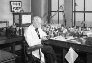 Александр Флеминг впервые явил публике свое открытие - пенициллин