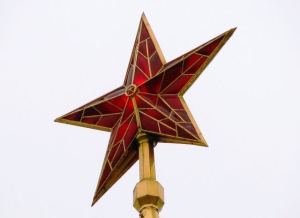 На Кремлевских башнях установлены рубиновые звезды