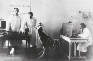 В Ленинградской экспериментальной электротехнической лаборатории создан первый прибор, фотографирующий разного рода звуки: речь человека, биение сердца