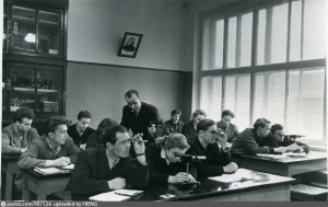 В СССР принято постановление о создании школ рабочей молодёжи