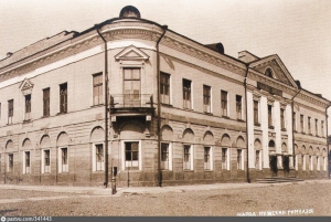 В Москве лютеранский пастор Эрнст Глюк основал первую в России гимназию