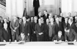 Совет Министров СССР принял постановление «Об изменении масштаба цен и замене ныне обращающихся денег новыми деньгами», в соответствии с которым с 1 января 1961 было проведено 10-кратное уменьшение це