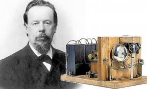 В Петербурге русский физик и электротехник Александр Попов продемонстрировал свой «Прибор для обнаружения и регистрирования электрических колебаний»