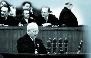 Никита Хрущёв объявляет о том, что СССР обладает межконтинентальной ракетой