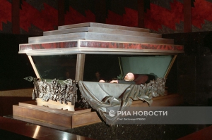 Совхозник Митрофан Никитин открывает огонь из револьвера по гробу Ленина в Мавзоле