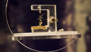 Изобретённый фототранзистор представляется в Murray Hill, Нью-Джерси