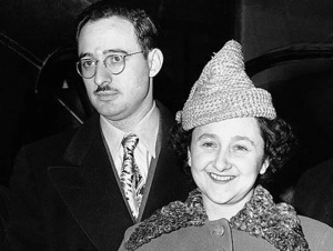 Верховный суд США вынес смертный приговор Джулиусу и Этель Розенбергам по обвинению в атомном шпионаже в пользу СССР