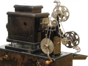 Состоялась первая публичная демонстрация кинопроектора Эдисона