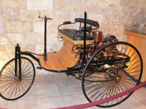 В Англии запатентован первый автомобиль с двигателем внутреннего сгорания