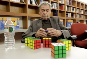 Венгерский изобретатель, скульптор и профессор архитектуры Эрнё Рубик изобрёл кубик Рубика