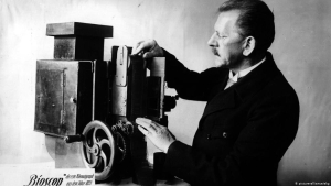 Английский изобретатель Бирт Акрес запатентовал кинопроектор