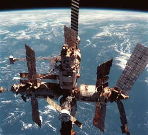 Запуск базового блока орбитальной станции «Мир»