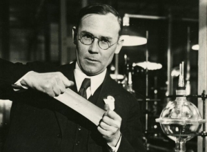 Уоллес Каротерс из DuPont синтезирует нейлон