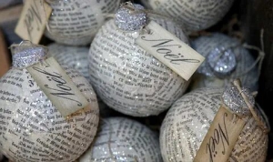 День упаковки новогодних шаров в газету