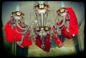 День стрингов на люстре