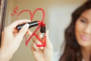 День рисования помадой на зеркале