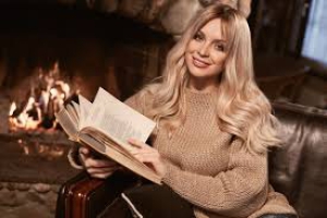 День блондинки с книгой