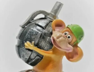 Национальный день обезьяны с гранатой